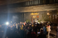 В Грузии активисты закидали яйцами отель в знак протеста против визита российского ведущего Познера