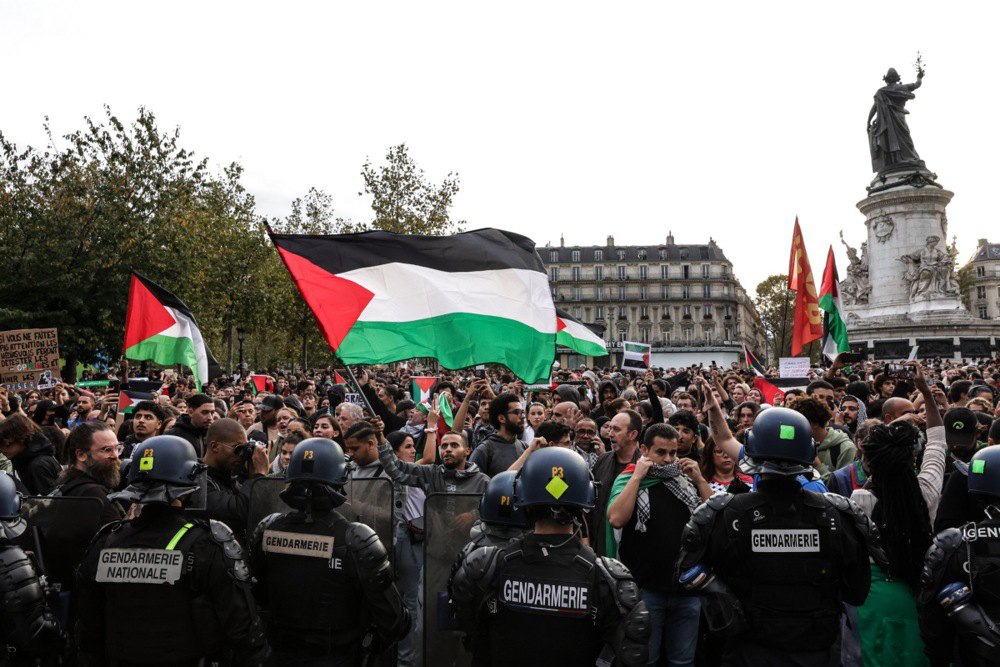 Поліція пильнує учасників забороненої демонстрації на підтримку палестинського народу на площі Республіки в Парижі, 12 жовтня 2023 р.