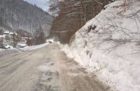 Снежная лавина сошла на дорогу на Закарпатье