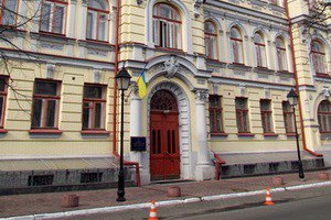 Два п'яних студенти зірвали з Вищого спецсуду держпрапор