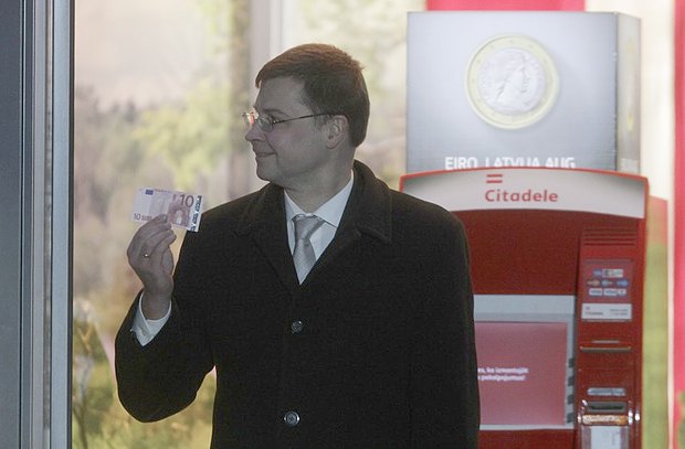 Прем'єр-міністр Латвії Валдіс Домбровскіс видно тримає банкноту десять євро під час урочистого введення банкноти євро в Ризі,
Латвія, 1 січня 2014