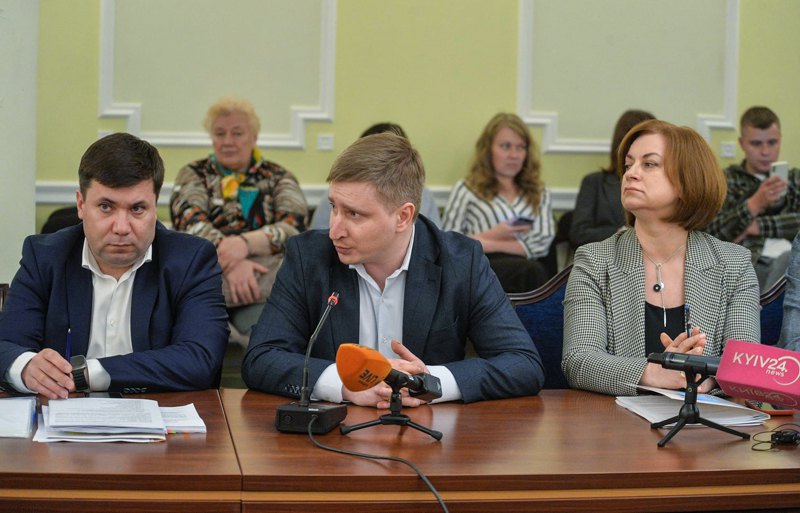 Ганна Старостенко (праворуч) під час засідання ТСК з питань Києва, 23 квітня 2024 р.