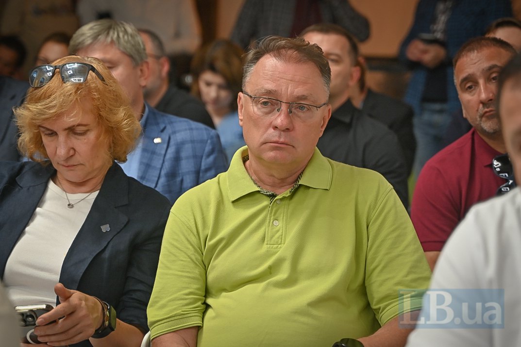 Kostyantyn Matviyenko, expert at the strategic consulting corporation Gardaryka, writer (right)