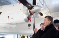 ​Янукович осмотрел техцентр по обслуживанию самолетов
