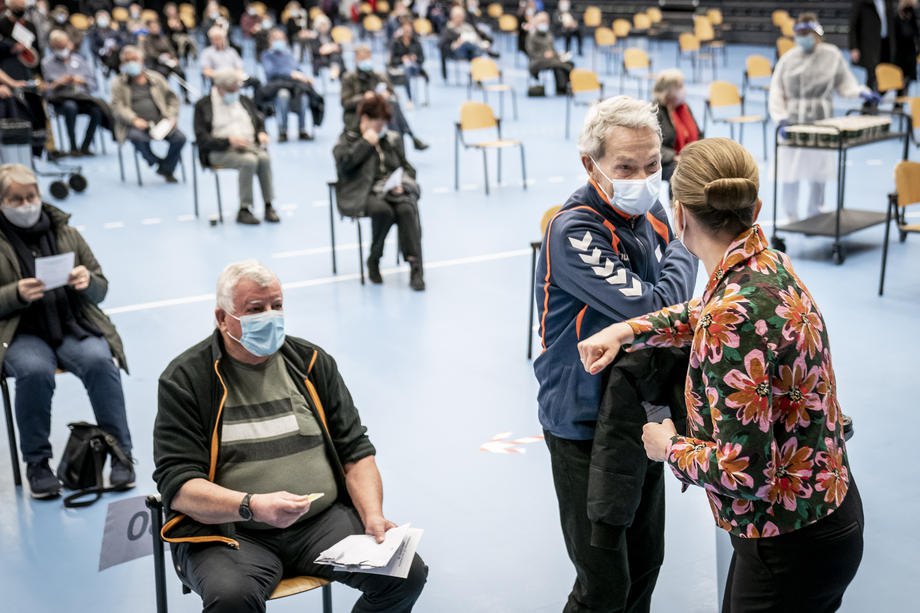 Премьер-министр Дании Метте Фредериксен (спиной ) во время посещения центра вакцинации в Роскилле, 12 апреля
2021 г.