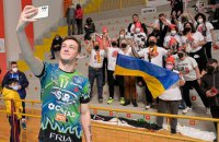 Капітан збірної України з волейболу в співдружності з фанами та командою "Перуджа" відправив в Україну 7 фур гумдопомоги