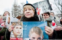 Возле Качановской колонии уже собираются сторонники Тимошенко с цветами