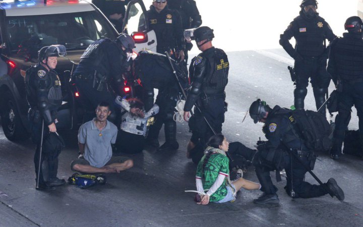 У вихідні під час протестів у Лос-Анджелесі та Сан-Франциско затримали понад 100 осіб