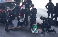 У вихідні під час протестів у Лос-Анджелесі та Сан-Франциско затримали понад 100 осіб