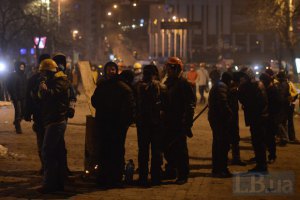 Мітингувальники відновлюють барикади