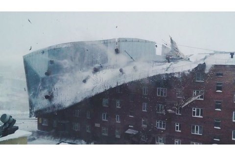 В Красноярском крае ветер сорвал крышу с жилой пятиэтажки