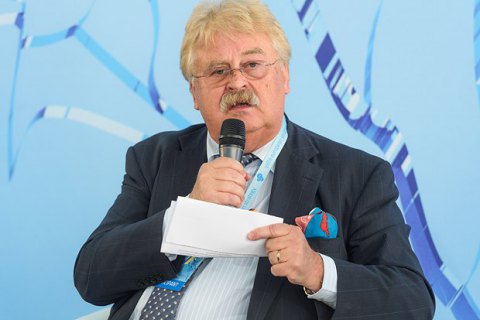 Порошенко наградил орденом евродепутата Брока