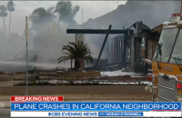 В Калифорнии небольшой пассажирский самолет врезался в дома