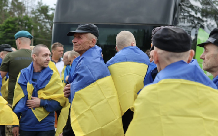 Відбувся ще один етап звільнення полонених: додому повернулися солдати і сержанти