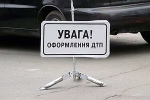 В Харькове водитель выжил после ДТП, выпав из машины во время удара о столб