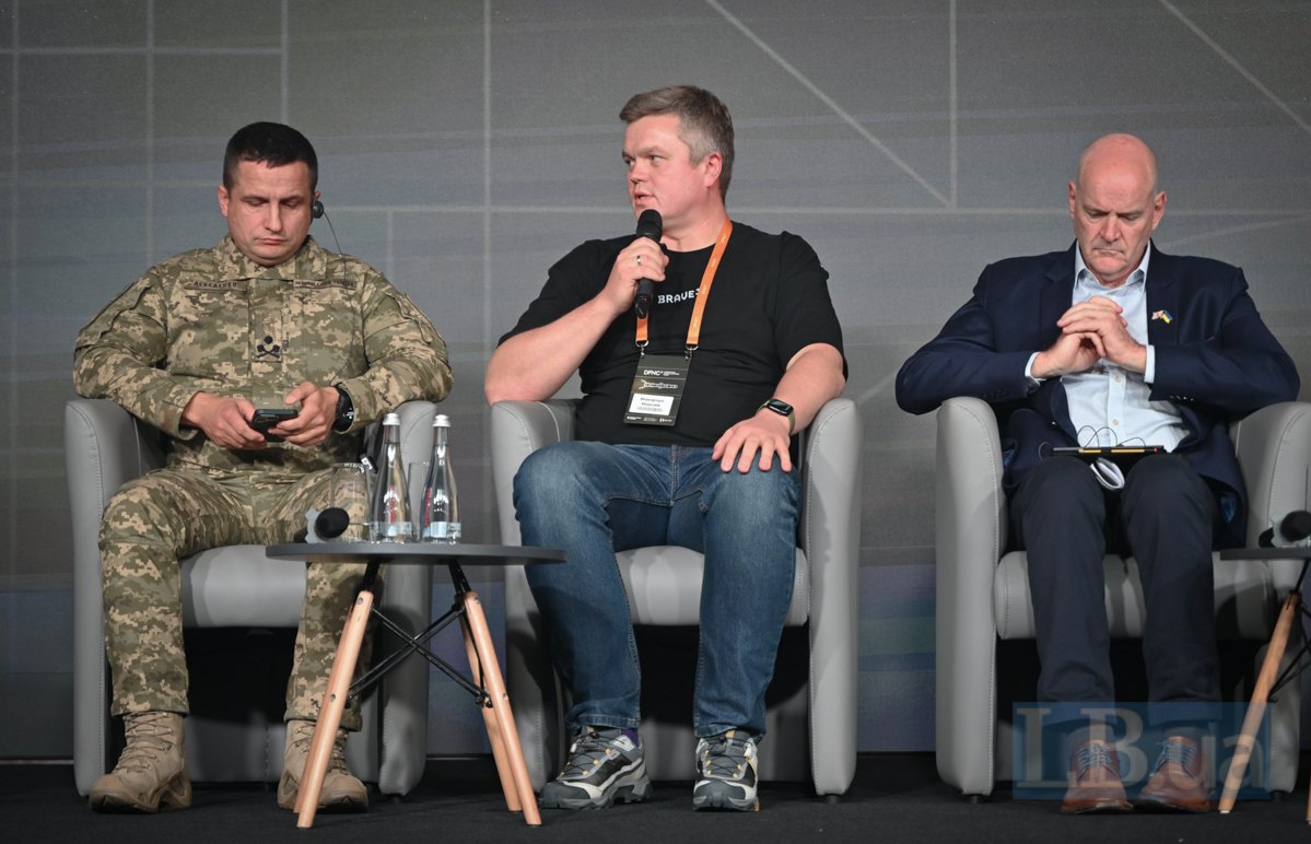 Максим Макарчук ( в центрі)