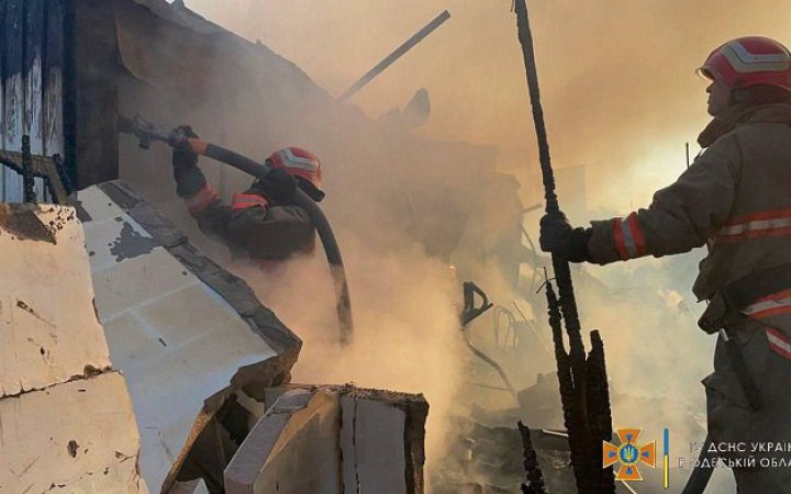 Рятувальники загасили пожежі, які спричинив ракетний обстріл Одещини