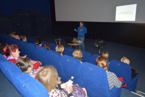 Комунальний кінотеатр "Братислава" тимчасово став центром розумного дозвілля для оболонської громади