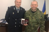 Порошенко нагородив поліцейського, який брав участь у сутичці з Парасюком 