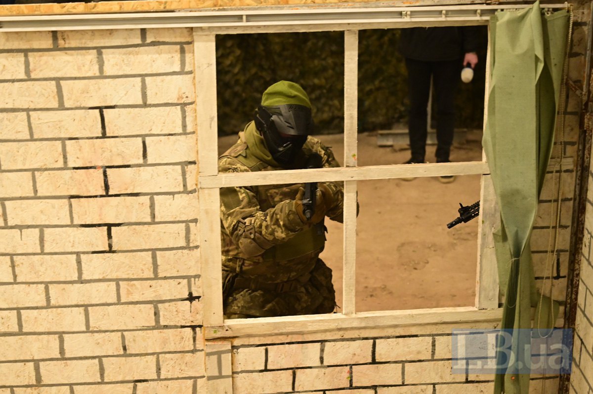 Один з мобілізованих тренується зачищати приміщення