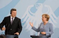 Янукович поздравил Меркель с победой и пожелал крепкого здоровья