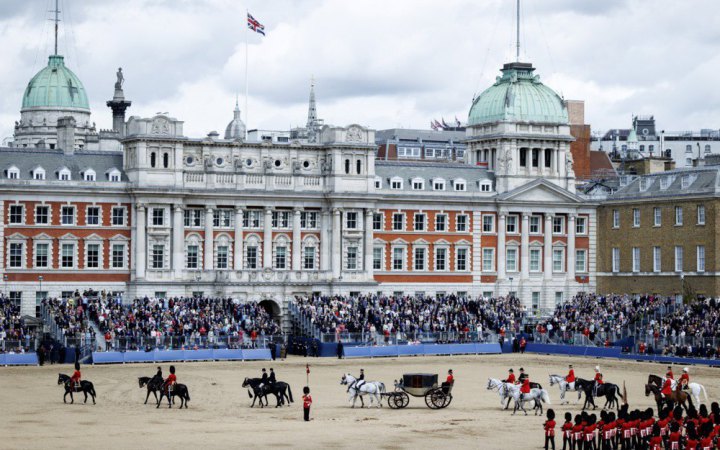 Король Чарльз ІІІ вніс зміни до параду на день народження через аварію літака Air India