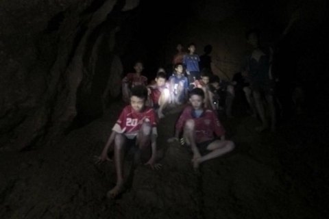 Детей, найденных в пещере, решили доставить на поверхность с помощью дайверов