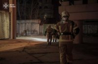 Рятувальники знайшли хлопця, що впав з п’ятиметрової висоти у покинутій будівлі на Поштовій площі у Києві