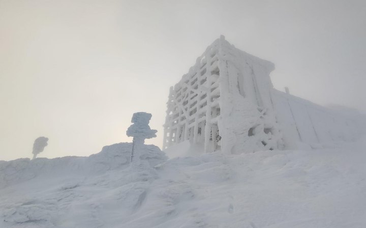 Сніг, мороз і туман: у Карпатах вирує негода