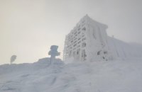 Сніг, мороз і туман: у Карпатах вирує негода