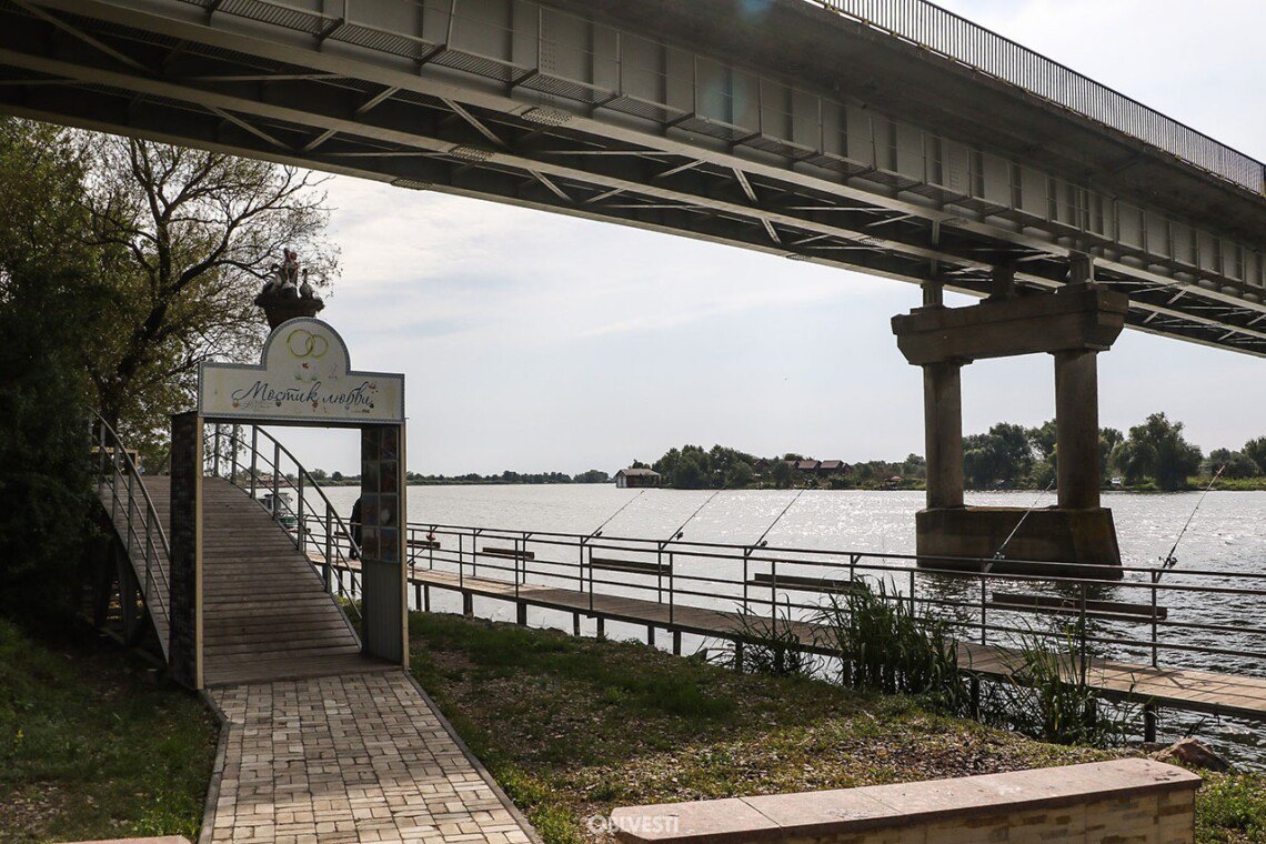 Міст у районі села Маяки Одеського району є стратегічною ланкою міжнародної траси М-15 сполученням Одеса — Рені, який з’єднує південь області з обласним центром Одесою, портовою інфраструктурою, медичними закладами, гуманітарними хабами та кордоном з Молдовою і Румунією.