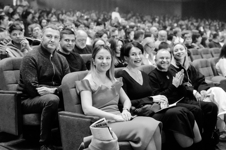 8 березня 2025, «Україна». Сергій Перман, Юлія Соколовська, Соня Кошкіна, Віктор Павлік з дружиною