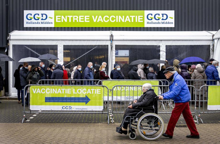 Люди стоять у черзі для бустерної вакцинації від ковіду, Гауда, Нідерланди, 4 грудня 2021р.