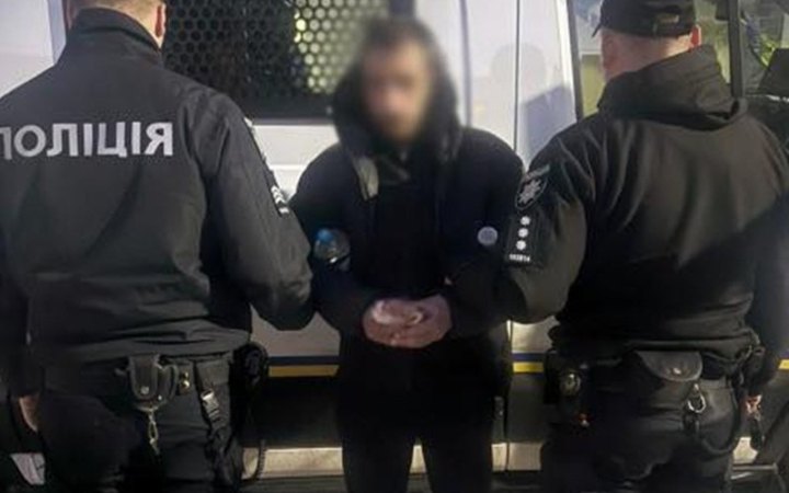 У Житомирі чоловік викрав автомобіль і намагався втекти від поліції, але застряг у вибоїні на дорозі