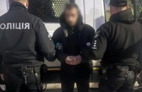 У Житомирі чоловік викрав автомобіль і намагався втекти від поліції, але застряг у вибоїні на дорозі