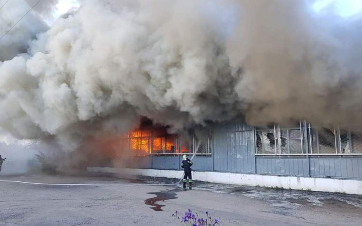 Рятувальники ліквідували масштабну пожежу після потрапляння російського снаряду в торгівельний заклад на Харківщині