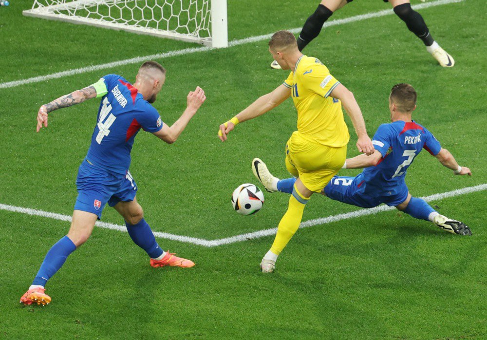 Артем Довбик (по центру) завдає удару по воротах голкіпера Словаччини Дубравки.