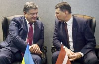 Порошенко попросил Латвию вернуть €50 млн, выведенных из Украины при Януковиче 