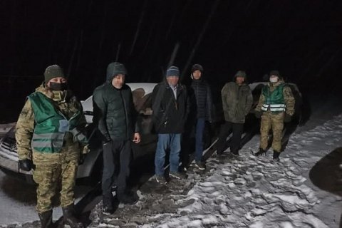 ​На Львовщине пограничники задержали россиянина, который перевозил нелегалов из Азии