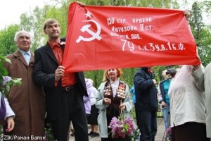 Суд снял запрет на красные флаги во Львове