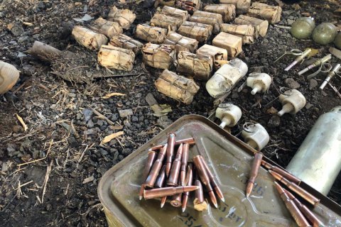 На Донеччині знайшли схрон з гранатометами, тротиловими шашками і гранатами