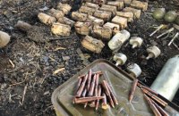 На Донеччині знайшли схрон з гранатометами, тротиловими шашками і гранатами
