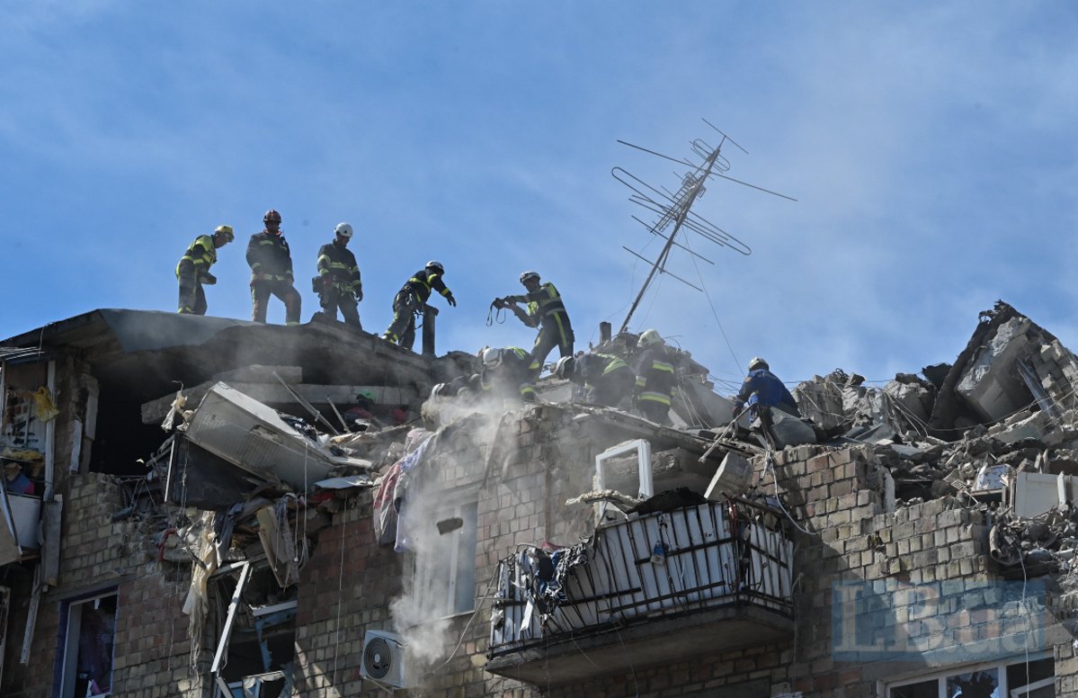 На місці удару по п'ятиповерхівці у Дарницькому районі Києва.