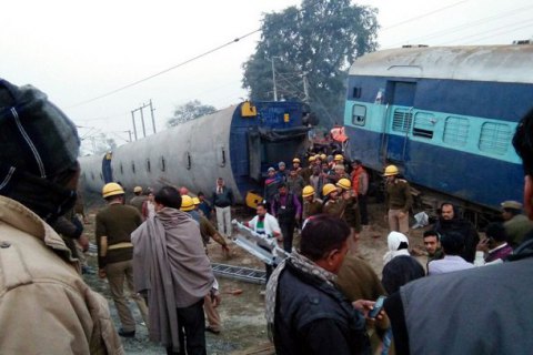 В Индии поезд столкнулся с грузовиком, десятки пострадавших (Обновлено)