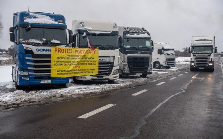 Польські перевізники продовжують блокувати кордон: у чергах стоять майже 2 тисячі вантажівок