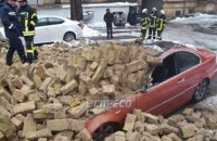 В центре Киева обвалилась стена и повредила газопровод