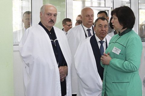 Лукашенко назвал пандемию хорошим уроком "для наркоманов и курцов"