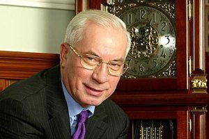 Азаров побажав українцям багатства на тлі годинника за 45 тисяч
