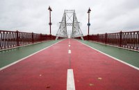 На пішохідному мосту в Києві встановили нове різнобарвне покриття