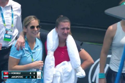 Якупович легла на корт и не смогла продолжить матч Australian Open из-за приступа кашля в связи с плохим воздухом